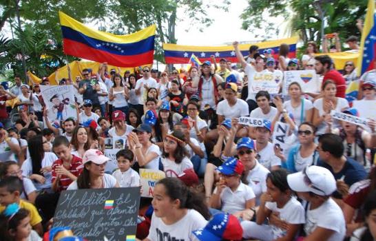 Grupo ora en el parque La Lira por la paz en Venezuela