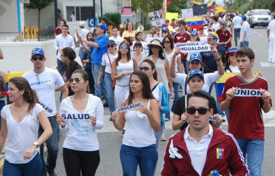 Grupo ora en el parque La Lira por la paz en Venezuela