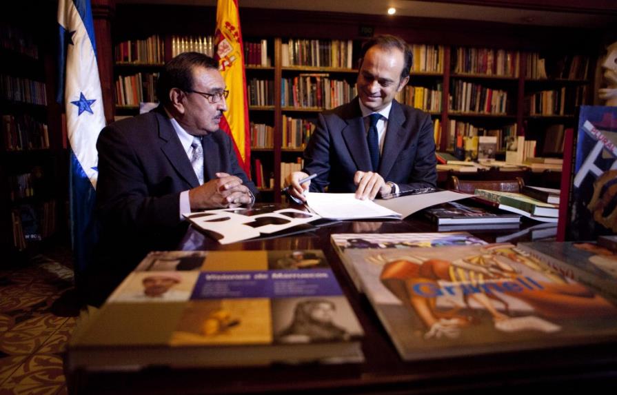 España dona libros de arte a Biblioteca Reina Sofía de fundación hondureña