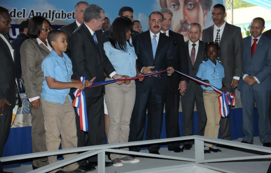 Danilo Medina inaugura en Cotuí ocho escuelas