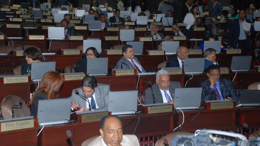 Diputados recibieron fondos para habichuelas con dulce