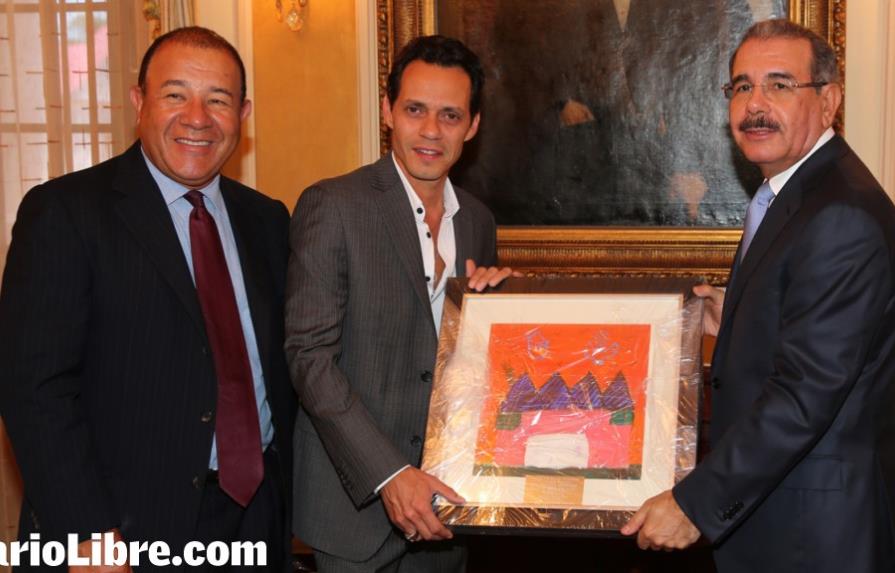 El presidente Medina recibe al cantante Marc Anthony en el Palacio Nacional