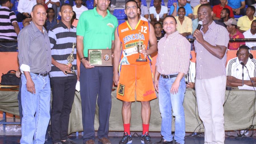 Ramón Ruiz Jugador Más Valioso del basket La Romana