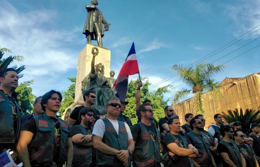 Nativos MC restaura monumento a Juan Pablo Duarte