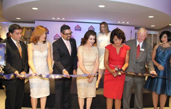 Ashley Furniture Home Store ya está abierta al público