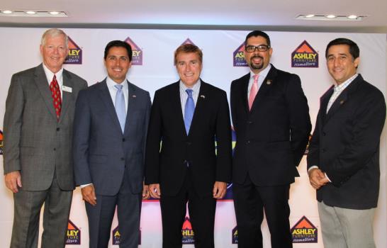 Ashley Furniture Home Store ya está abierta al público
