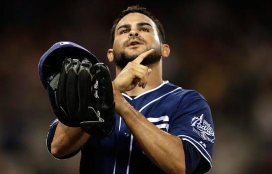 Alex Torres se convirtió en el primer pitcher en usar gorra protectora