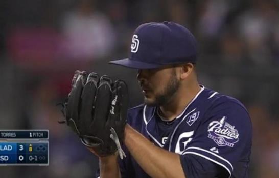 Alex Torres se convirtió en el primer pitcher en usar gorra protectora