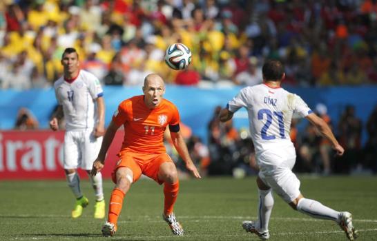 Holanda vence 2-0 a Chile y gana el Grupo B del Mundial de Fútbol; España vence 3-0 a Australia