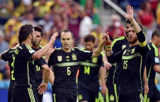 Holanda vence 2-0 a Chile y gana el Grupo B del Mundial de Fútbol; España vence 3-0 a Australia