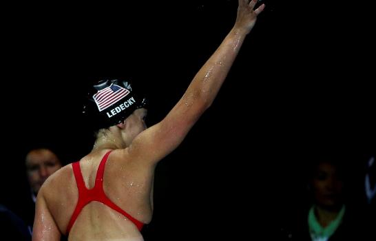 Adolescente Katie Ledecky fija récord mundial en natación; Michael Phelps gana oro