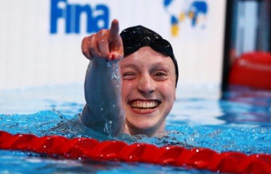 Adolescente Katie Ledecky fija récord mundial en natación; Michael Phelps gana oro