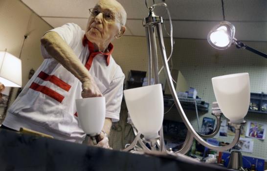 Hombre cumple 101 años y no se ha jubilado