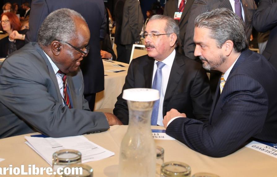 Danilo Medina asiste a una reunión con Bill Clinton