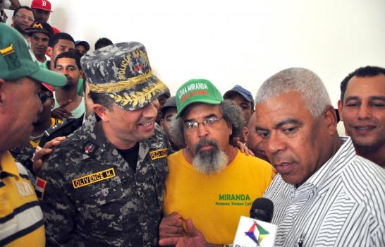General convence a Rogelio de abandonar Gobernación de Santiago