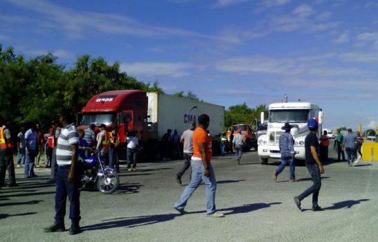 Transportistas paralizan nuevamente las operaciones en Puerto Caucedo