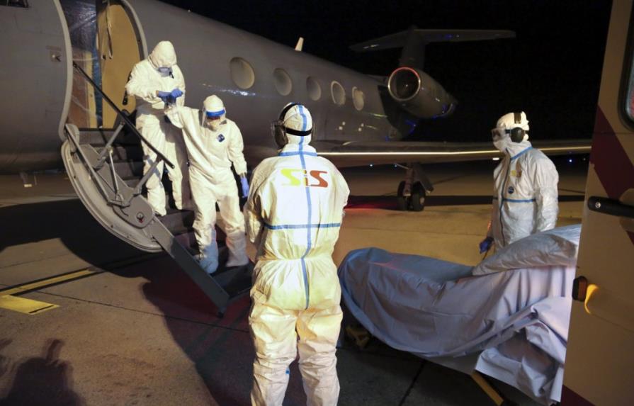 Salud del médico cubano con ébola es estable, pero preocupante