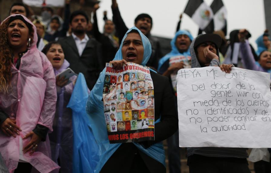 Gobernador mexicano acuerda reforzar su apoyo a familias de 43 desaparecidos