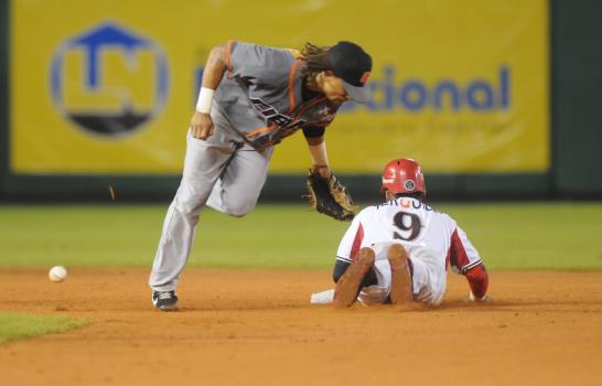Estrellas Orientales ganan y se mantienen liderando el béisbol de la República Dominicana