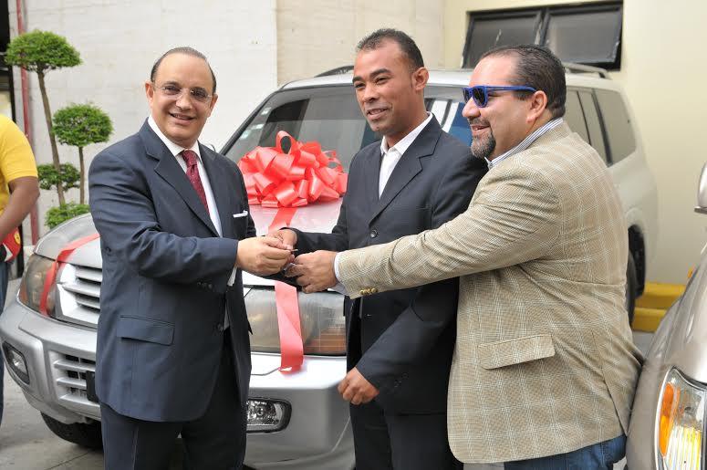 PRSC entrega cuatro yipetas y un carro a periodistas que ganaron en su fiesta de Navidad