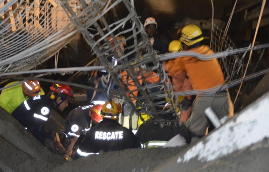 Un muerto y tres heridos al colapsar techo de torre en construcción en ensanche Paraiso