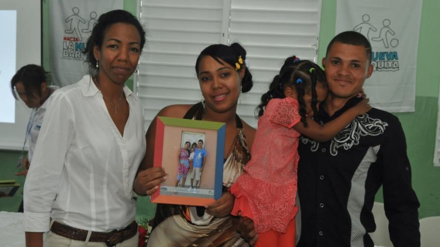 Gradúan 100 familias de La Barquita de Los Mina