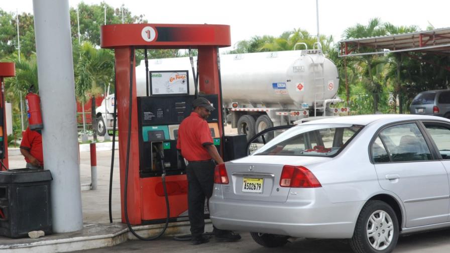 Precios de los combustibles aumentarán entre RD$2.00 y RD$2.25 Precios de los combustibles aumentarán entre RD$2.00 y RD$2.25