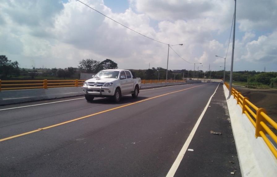 Los vehículos ya circulan por el puente de La Cuaba