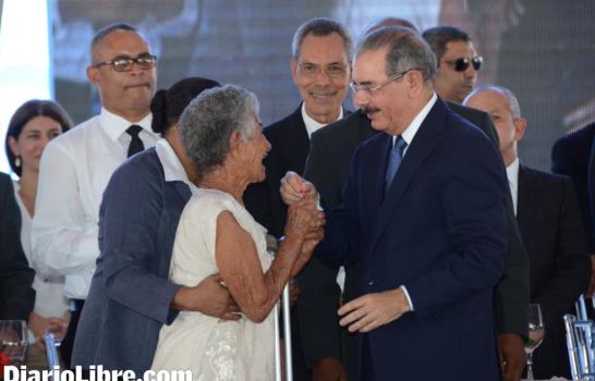 El presidente inaugura Boca de Cachón; pide a la gente defender su pueblo