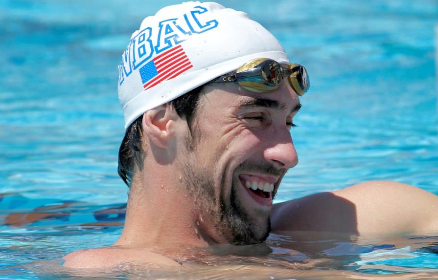 Michael Phelps se divierte en su regreso a la piscina