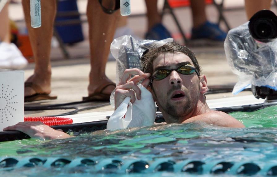 Phelps ganó los 100 metros mariposa en su vuelta a la competición