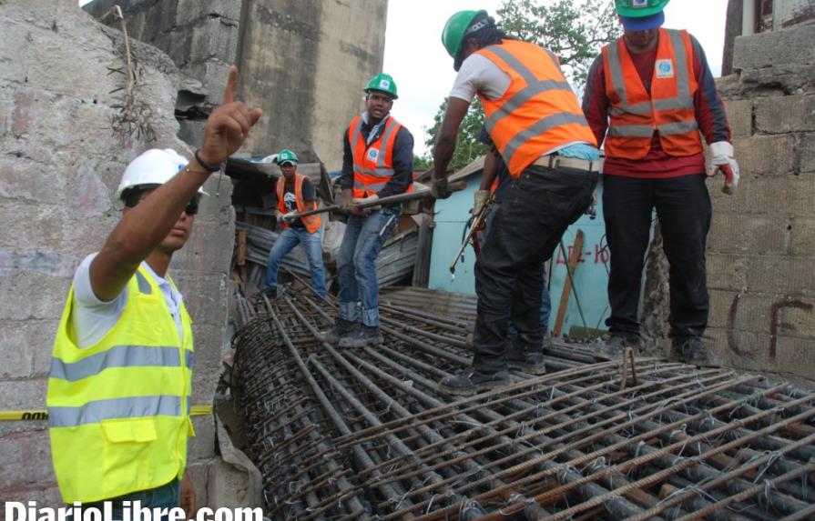 Obreros inician retiro canasto del Metro de Santo Domingo