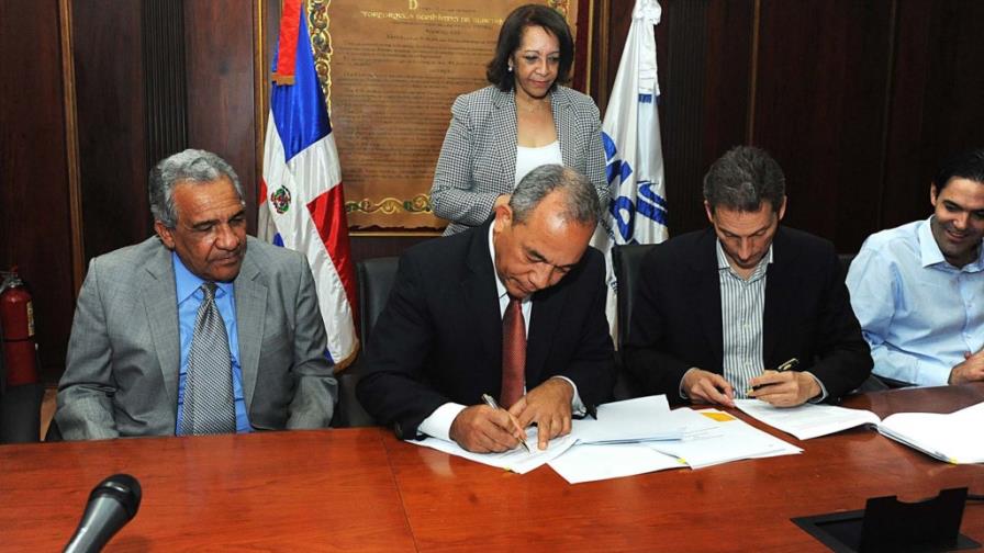 CDEEE y AES firman un contrato de seis años para suministro energía