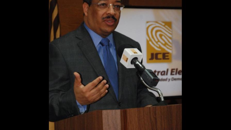 Suman más de cien los que buscan obtener dos cédulas