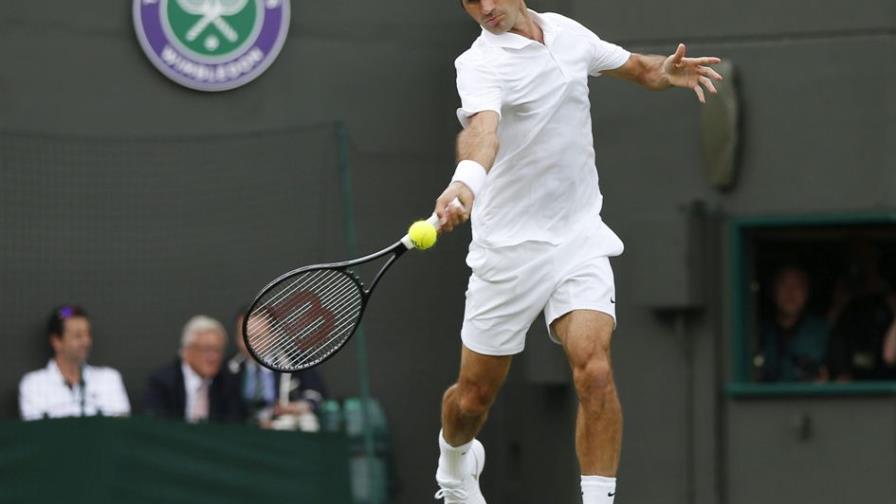 Roger Federer arrolla a Lorenzi y firma su pase a segunda ronda en Wimbledon