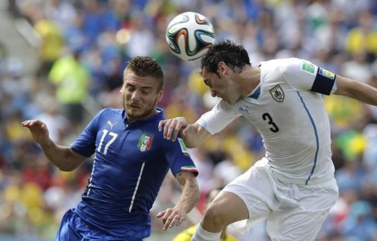 Uruguay gana a Italia y avanza a segunda ronda; Costa Rica empata 0-0 con Inglaterra y gana grupo