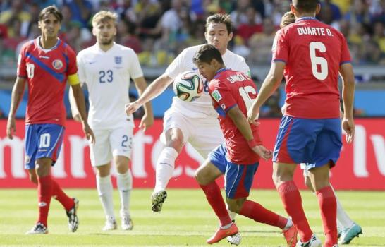 Uruguay gana a Italia y avanza a segunda ronda; Costa Rica empata 0-0 con Inglaterra y gana grupo