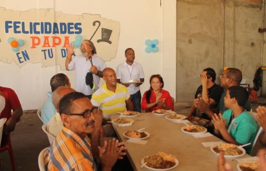 Fundación Rogelio Cruz festeja a los padres y distingue a dirigentes comunitarios