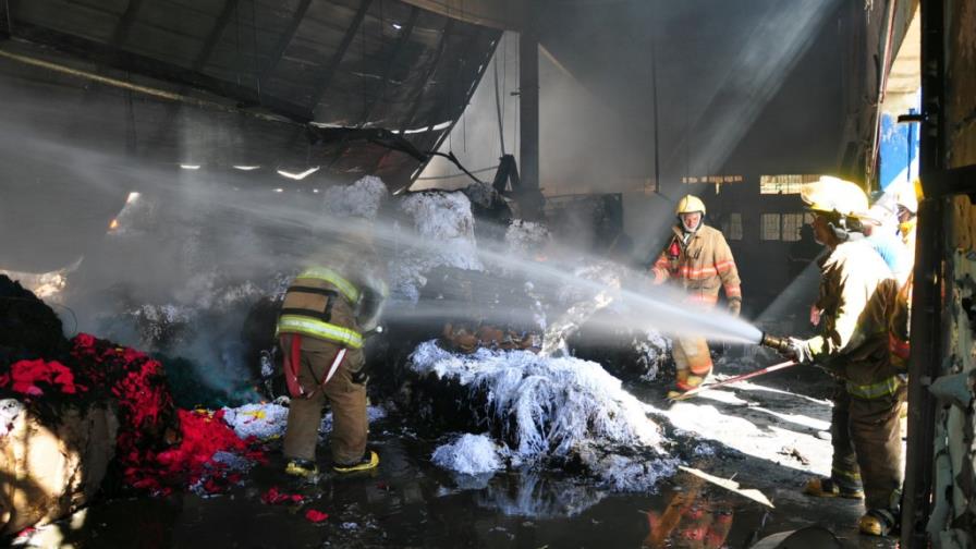 Los bomberos de República Dominicana viven de las dádivas