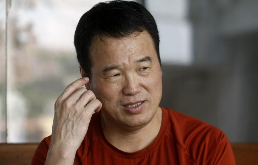 El poeta chino Luo Ying usa la palabra para combatir crispación de sociedad