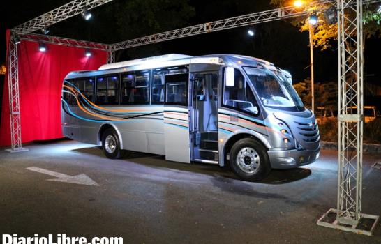 International y Antillana presentan moderno autobús
