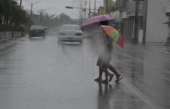 Campo nuboso de depresión tropical continuará generando aguaceros hoy domingo