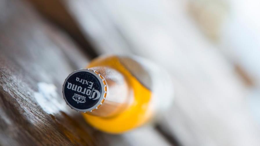 Distribuidora de cerveza Corona Extra retira un lote de botellas en Estados Unidos