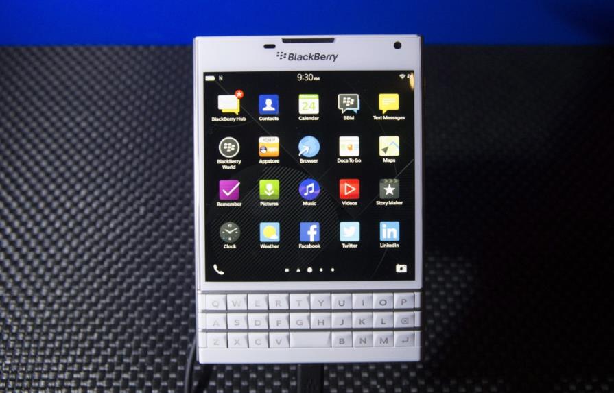 BlackBerry lanza nuevo teléfono, el Passport