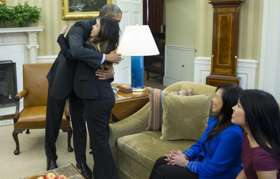 Obama abraza a enfermera recuperada de ébola