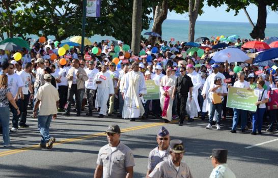 Cientos de católicos participan en caminata para conmemorar Mes de la Familia