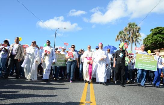 Cientos de católicos participan en caminata para conmemorar Mes de la Familia