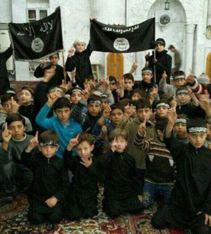 Grupo Estado Islámico recluta y explota a menores