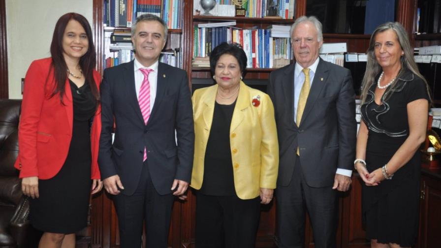 El Mescyt recibe la visita de representantes de CESTE El Mescyt recibe la visita de representantes de CESTE