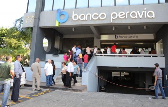 Clientes reclaman sus ahorros tras anuncio de disolución del Banco Peravia